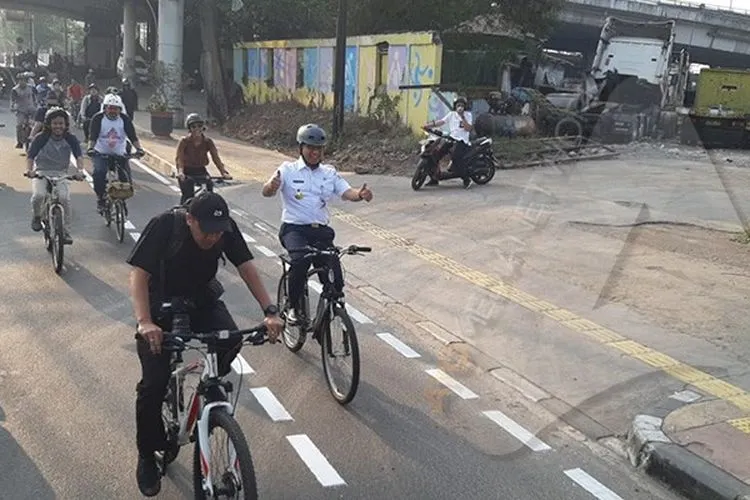 Gubernur Anies Baswedan mencoba jalur sepeda dari GOR Velodrome menuju Balai Kota, Jumat (20/9/2019)/Ayojakarta.com