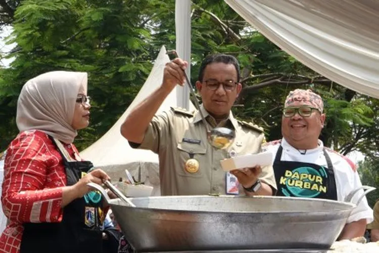 Ilustrasi--Gubernur DKI Jakarta, Anies Baswedan (tengah) dan istri Fery Farhati Ganis (kiri) bersama Chef Ragil (kanan) mengambil daging kurban yang telah dimasak di Lenggang Jakarta, Monas, Jakarta, Senin (12/8/2019). Pemprov DKI Jakarta mengadakan program dapur qurban di Lengang Jakarta dengan menghadirkan para koki hotel bintang lima yang memasak khusus untuk 200 anak yatim, serta menyiapkan 4.550 paket yang dibagikan disejumlah lokasi di Jakarta. ANTARA FOTO/Adnan Nanda/foc.