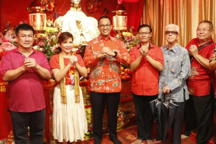 Gubernur DKI Jakarta, Anies Baswedan, merayakan malam pergantian Tahun Baru Cina 2571 bersama warga keturunan Tionghoa di Wihara Dharma Bakti dan Wihara Dharma Jaya, Petak Sembilan, Glodok, Jakarta Barat. (beritajakarta.id)