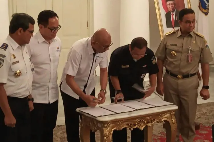 Penandatanganan kerja sama antara PT Kereta Api Indonesia (Persero) bersama dengan PT MRT Jakarta di Balaikota DKI Jakarta, Senin (8/12/2019) (Ayojakarta.com/Aprilia Rahapit)