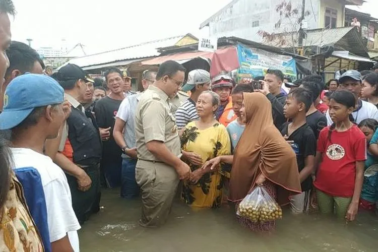 Gubernur DKI Jakarta, Anies Baswedan, mengunjungi korban banjir di Duri Kosambi, Cengkareng, Jakarta Barat, Jumat (3/1/2020). (Facebook Anies Baswedan)