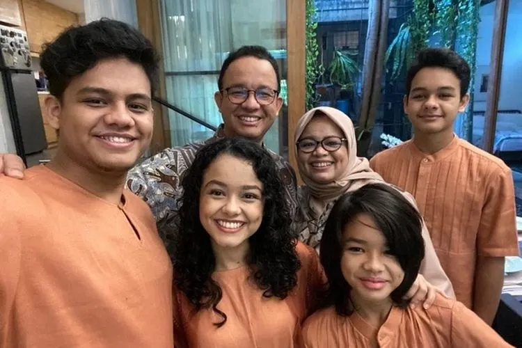 Gubernur DKI Jakarta, Anies Baswedan, dan keluarga merayakan Idul Fitri 1441 H di rumah mereka. (Instagram Anies Baswedan)