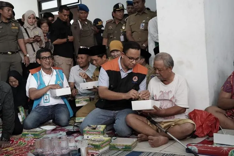 Gubernur DKI Jakarta, Anies Baswedan, makan siang bersama pengungsi banjir di Rawa Buaya, Cengkareng, Jakarta Barat, pada Jumat lalu (3/1/2020). (Facebook Anies Baswedan)