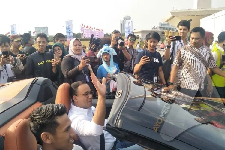 Gubernur Anies bersama pembalap Sean Gelael menumpang BMW Roadster i8/Ayojakarta.com