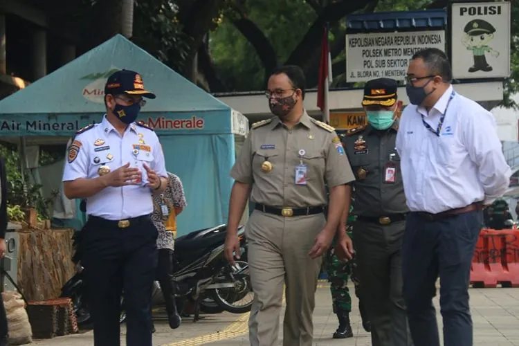 Gubernur DKI Jakarta, Anies Baswedan memantau aktivitas orang kantor di Menteng, Jakarta Pusat, Senin (8/6/2020). (Humas Pemprov DKI Jakarta)