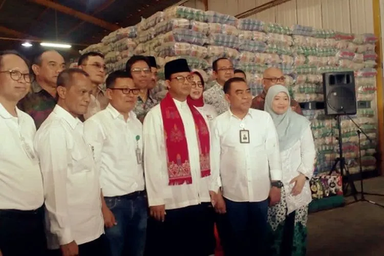 Gubernur DKI Jakarta, Anies Baswedan, meninjau langsung stok dan harga pangan di Gudang Beras PT Food Station Tjipinang Jaya, Jalan Pisangan Lama, Pulo Gadung, Jakarta Timur. (Ayojakarta.com/Aprilia Rahapit)