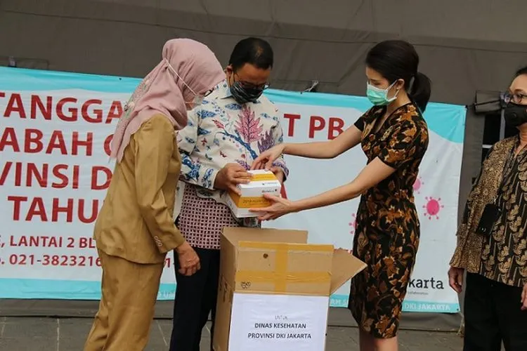 Gubernur DKI Jakarta, Anies Baswedan menerima bantuan 2.000 rapid test dari Siloam Hospital Group.  (Humas Pemprov DKI Jakarta)