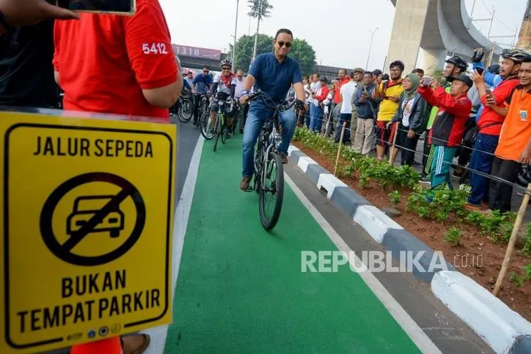 Gubernur DKI Anies Baswedan bersepeda/republika.co.id