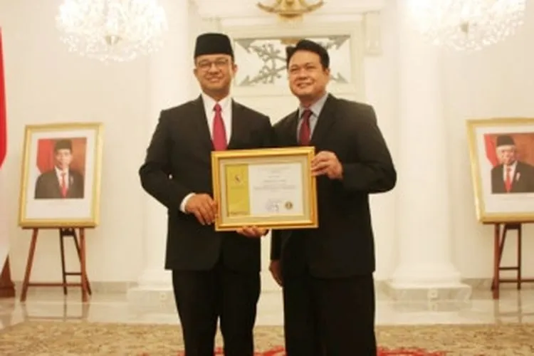 Gubernur DKI Jakarta, Anies Baswedan terima penghargaan Paramakarya 2019 (Beritajakarta.id)