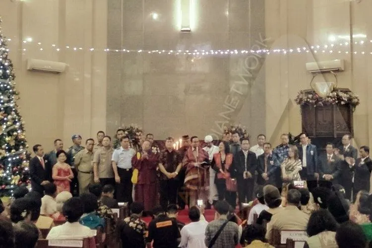 Gubernur DKI Jakarta mendapat kenang-kenagan kain Ulos di Gereja HKBP Grogol (Ayojakarta.com/Aprilia Rahapit)