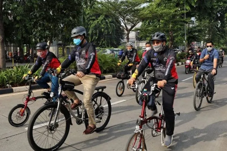 Kegiatan gowes sepeda komunitas GAJ bareng Gubernur DKI, Anies Baswedan/dok: beritajakarta.id