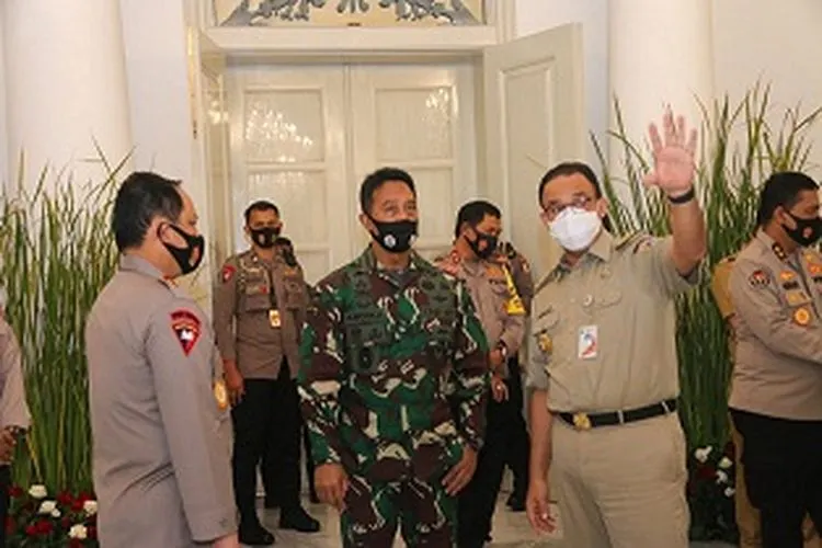 Gubernur DKI Jakarta, Anies Baswedan berbincang dengan KSAD Jenderal Andika Perkasa dan Wakapolri Komisaris Jenderal Gatot Eddy Pramono. (Dok Humas Pemprov DKI Jakarta)