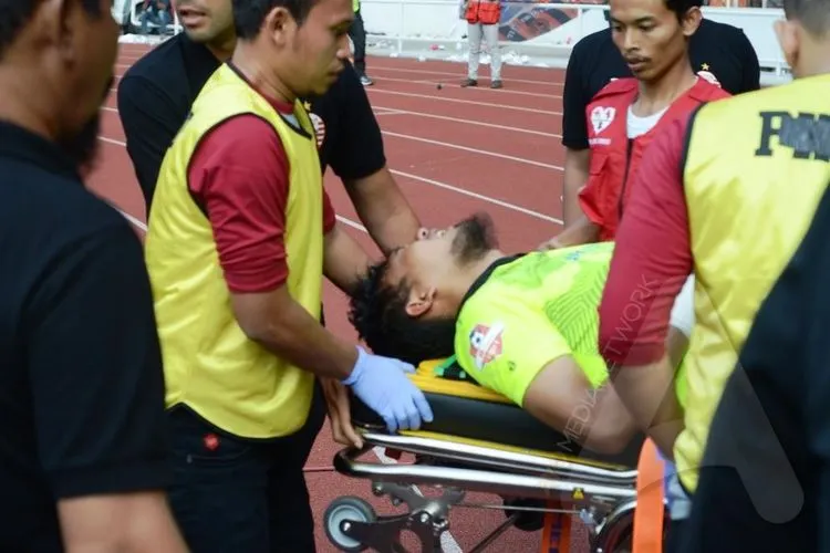 Penjaga gawang Persib M. Natshir saat ditandu ke luar lapangan untuk dibawa ke rumah sakit. Ia mengalami benturan dengan penyerang Persija, Bruno Matos saat laga Persija vs Persib di GBK, Rabu (10/7/2019) sore. (Hendy Dinata/Ayojakarta.com)