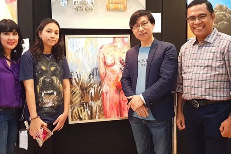 Deezal Annabel Putri bersama kedua orangtuanya, Saleh Husin dan istrinya  saat pembukaan pameran Case Study 01 di otte Shoping Centre, Jalan Casablanca Jakarta Selatan, Sabtu (29/2/2020).
