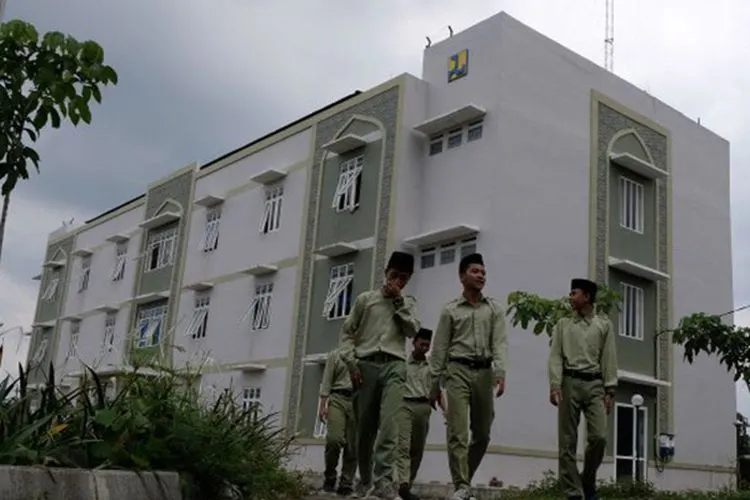 Sejumlah santri beraktivitas di kompleks rumah susun sederhana sewa (Rusunawa) Pondok Pesantren Syubbanul Wathon Tegalrejo, Magelang, Jawa Tengah, Kamis (28/2/2019)/Dok Antara Foto