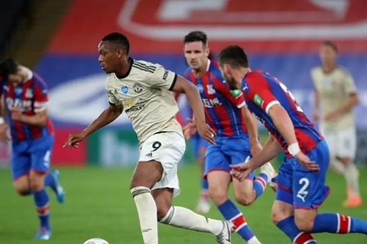 Striker Manchester United, Anthony Martial turut mencetak gol membawa timnya menang 2-0 di kandang Crystal Palace, Jumat (17/7/2020). (Foto: AFP/Glyn Kirk)