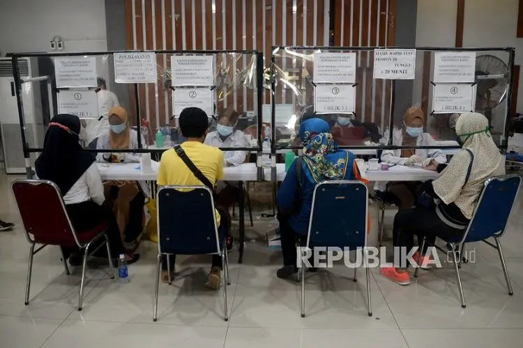 ilustrasi. Calon penumpang kereta melakukan rapid test di Stasiun Senen, Jakarta.  Prayogi/Republika.