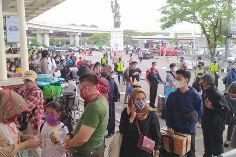 Suasana tes cepat antigen di bandara Soetta mengular panjang/ Suara.com