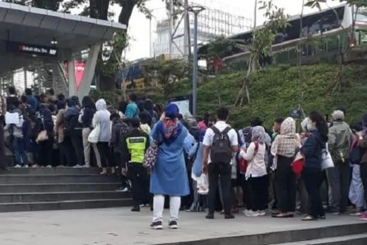 Antrean penumpang di halte MRT Fatmawati imbas kebijakan pembatasan angkutan umum di Jakarta mengantisipasi corona, Senin (16/3/2020). (Suara.com/Muhammad Yasir)