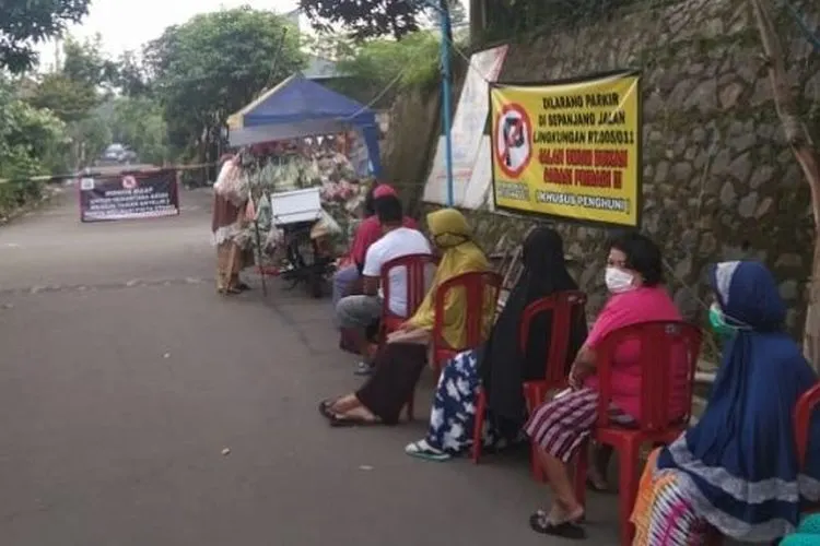 Antrean warga membeli sayuran di Perumahan Anyelir 3 Kota Depok. (Suara.com/Supriyadi)