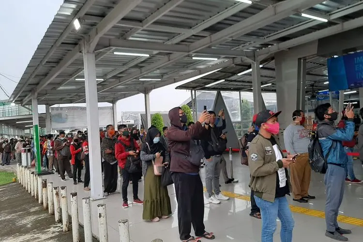 Antrean Penumpang KRL di Stasiun Bogor (Ayobogor/Husnul Khatimah)  --------- Artikel ini sudah Terbit di AyoJakarta.com, dengan Judul Begini Pengaturan Jam Kerja Masa New Normal untuk Perkantoran di Jabodetabek, pada URL https://www.ayojakarta.com/read/2020/06/15/19723/begini-pengaturan-jam-kerja-masa-new-normal-untuk-perkantoran-di-jabodetabek  Penulis: Husnul Khatimah Editor : Budi Cahyono