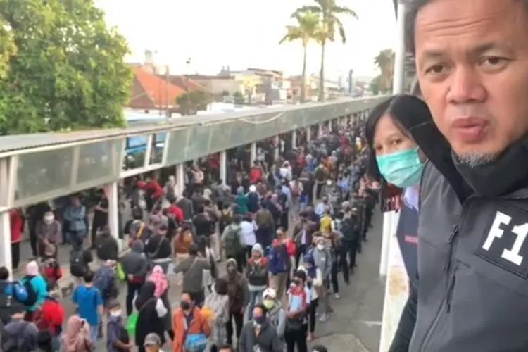 Wali Kota Bogor Bima Arya saat meninjau kondisi antrean penumpang KRL di Stasiun Bogor. Kenaikan penumpang KRL mendekati angka normal/ instagram: @bimaaryasugiarto