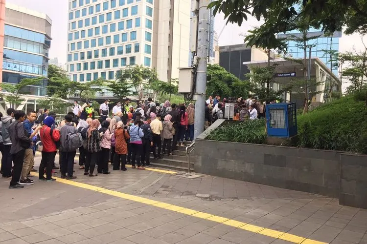 Antrean penumpang MRT Jakarta di Stasiun Dukuh Atas, Jakarta Pusat, pada Senin (16/3/2020) pagi, akibat pembatasan operasional untuk mencegah penularan COVID-19. (Twitter @AlvianWidyatama)