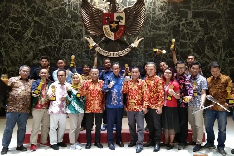 Gubernur DKI Jakarta, Anies Baswedan bersama para pemenang Anugerah Jurnalistik MH Thamrin di Balai Agung, Balaikota, Jakarta, Kamis (26/9/2019)/PWI Jaya