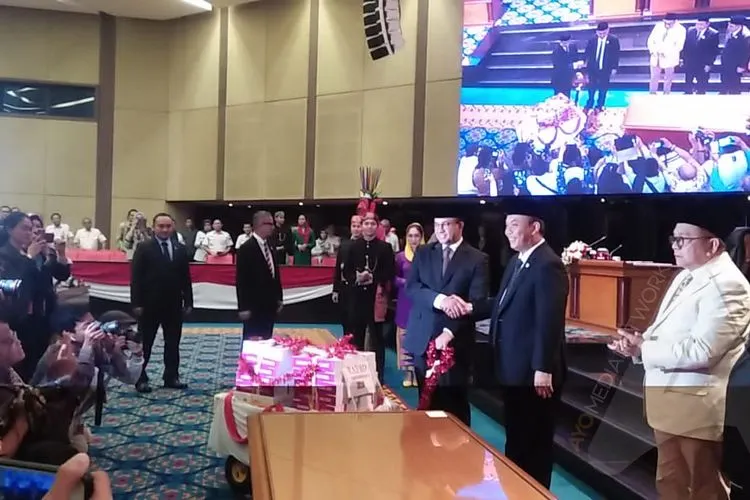 Gubernur DKI Jakarta, Anies Baswedan dan Ketua DPRD DKI Jakarta, Prasetyo Edi Marsudi usai menandatangani pengesahan RAPBD Tahun 2020 (Ayojakarta.com/Farsya Adilah Kamalia)