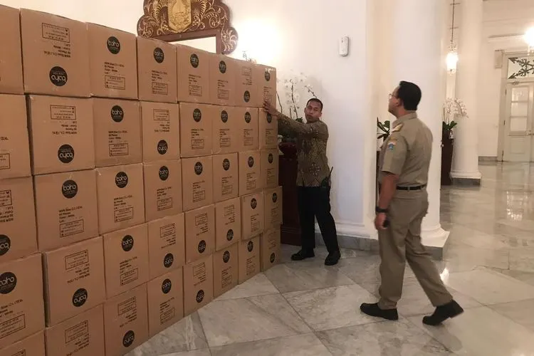 Anies Baswedan mengecek APD di Balai Kota Jakarta, Senin (23/3/2020). (Humas Pemprov DKI)