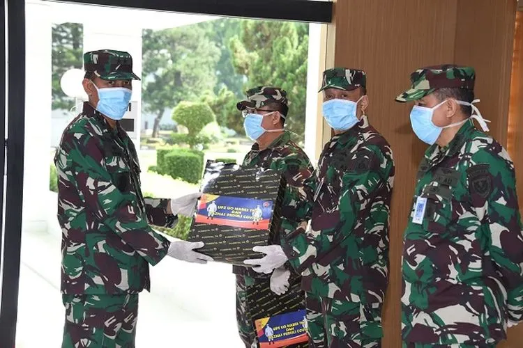 Asisten Personel (Aspers) Panglima TNI Marsda TNI Diyah Yudanardi menyerahkan APD tenaga medis kepada masing-masing perwakilan personel kesehatan RS Angkatan di Ruang Lobi Gedung Adi Sutjipto, Mabes TNI Cilangkap, Jakarta Timur, Rabu (22/4/2020). (Puspen TNI)