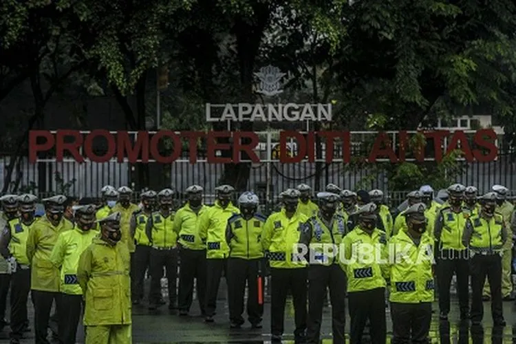 Sejumlah anggota kepolisian saat melaksanakan apel pengamanan tahun baru 2021 di Mapolda Metro Jaya, Jakarta, Kamis (31/12/2020).Foto: Republika/Putra M. Akbar
