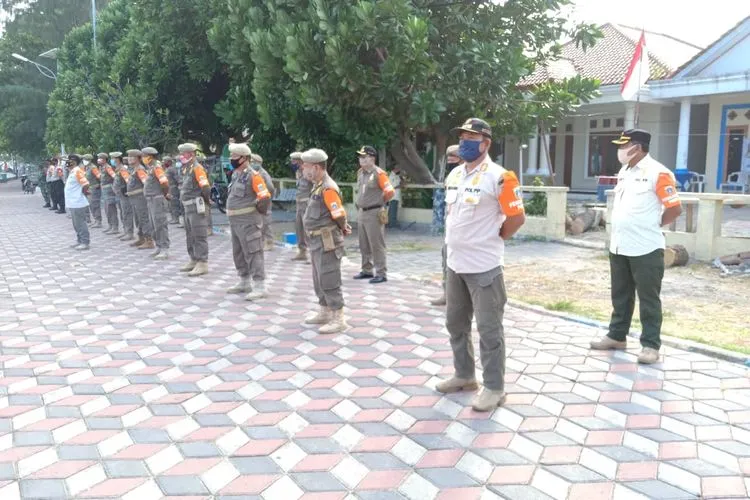 satpol pp kepulauan seribu sedang mengikuti apel di Taman Arsa, Kelurahan Pulau Untung Jawa, Kepulauan Seribu Selatan / pulauseribu.go.id