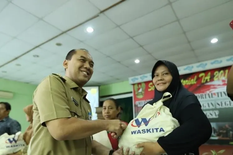 Wakil Wali Kota Jaktim Uus Kuswanto menghadiri bakti sosial yang digelar Kodam Jaya di Pasar Induk Kramat Jati/timur.jakarta.go.id