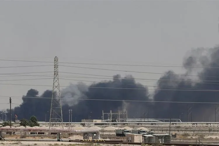 Asap dari kebakaran akibat serangan drone masih terlihat di fasilitas Aramco di Abqaiq, Arab Saudi/Reuters