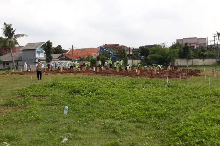 Area pemakaman jenazah pasien Covid-19 di TPU Srengseng Sawah, Jagakarsa, Jakarta Selatan, Rabu (13/1). TPU Srengseng Sawah digunakan untuk pemakaman jenazah Covid-19 sejak Selasa (12/1) lantaran TPU Pondok Ranggon dan TPU Tegal Alur penuh. Sedangkan TPU Rorotan belum rampung dibangun. Foto: Pengelola TPU Srengseng Sawah