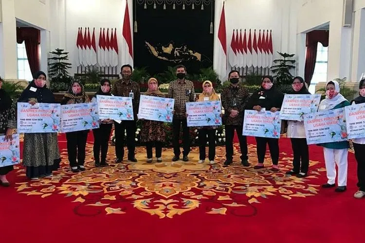 Dirut PT Permodalan Nasional Madani (PNM) Arief Mulyadi (nomor lima dari kanan) ketika mendampingi penerima Bantuan Presiden Produktif di Istana Negara/Istimewa