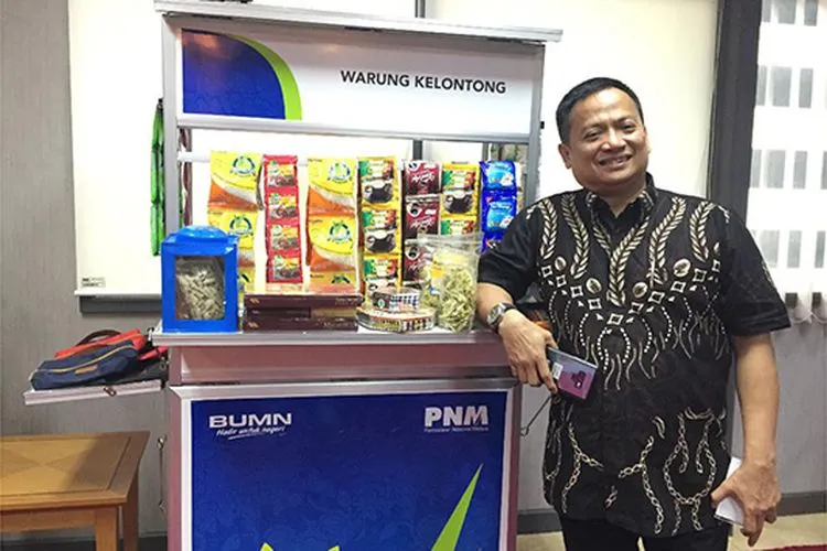 Direktur Utama PT Permodalan Nasional Madani, Arief Mulyadi di depan replika warung kelontong PNM di kantornya, Jakarta, Rabu (2/10/2019)./Ayojakarta,com