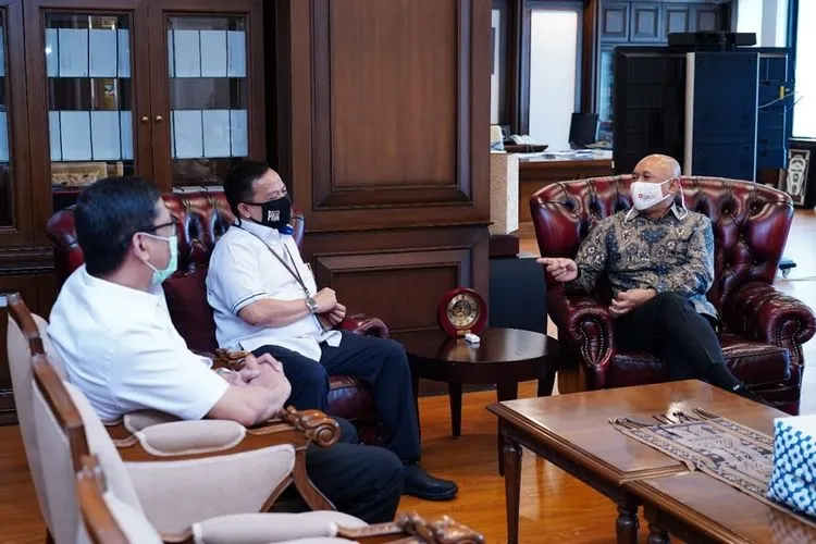 Dirut PT Permodalan Nasional Madani (PNM) Arief Mulyadi (tengah) ketika diterima oleh  Menteri Koperasi dan Usaha Kecil Menengah (UKM) Teten Masduki/Istimewa