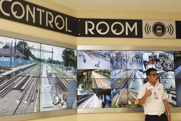 Ruang kontrol perjalanan kereta rel listrik (KRL) Jabodetabek di Stasiun Juanda, Jakarta Pusat, (Beritasatu.com/Antara)