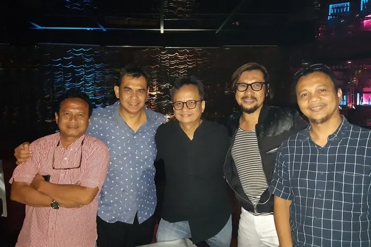 Almarhum Arry Syaff, vokalis band Cockpit (kedua kanan), bersama Laksda TSNB Hutabarat (kedua kiri) dalam suatu kegiatan/Ayojakarta/istimewa