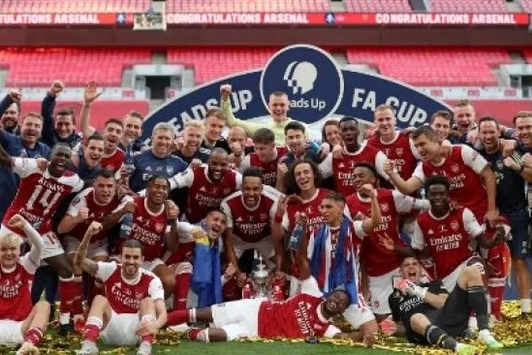 Para pemain Arsenal, pelatih dan staff merayakan keberhasilannya menjuarai Piala FA setelah mengalahkan Chelsea 2-1 di final yang digelar di Wembley Stadium, London, 1 Agustus 2020. Catherine Ivill / POOL / AFP