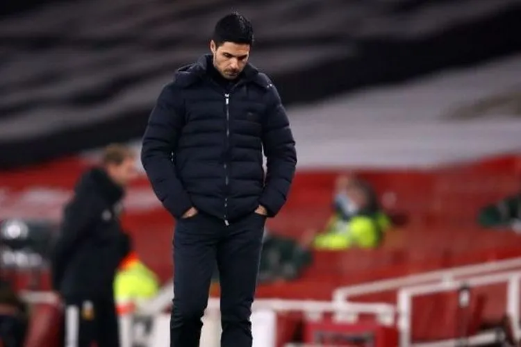 Ekspresi kekecewaan manajer Arsenal, Mikel Arteta dalam laga Liga Inggris 2020/2021 kontra Wolves di Emirates Stadium, Senin (30/11/2020) dini hari WIB. [JULIAN FINNEY / POOL / AFP]