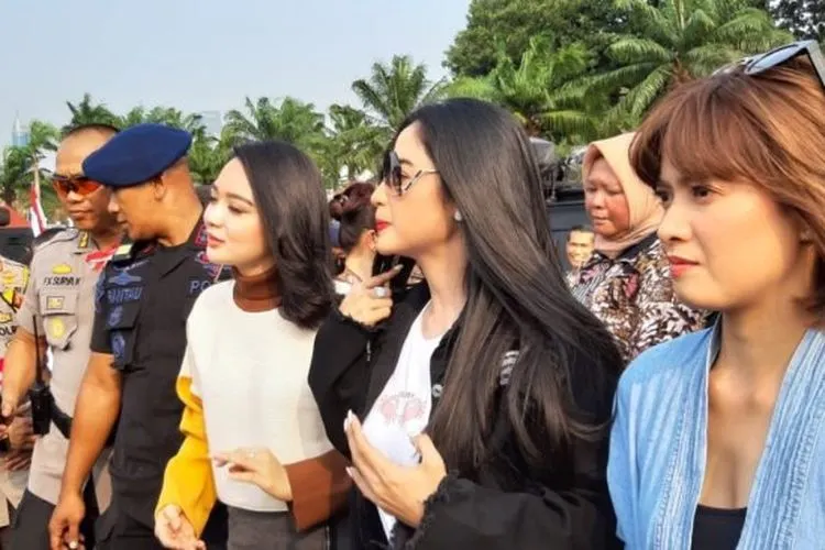 Wika Salim, Dewi Perssik, dan Chika Jessica hibur petugas gabungan TNI/Polri di sekitar gedung MPR/DPR/Suara.com