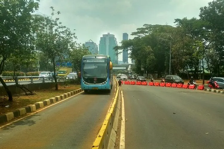 Ilustrasi arus lalu lintas di Jalan Gatot Subroto, depan Kompleks Parlemen Senayan, Jakarta Pusat mengalami penutupan oleh Ditlantas Polda Metro Jaya/Ayojakarta.com