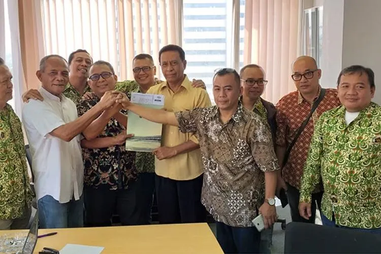 Ary Julinta Trijaka didampingi jajaran pengurus harian Persatuan Wartawan Indonesia (PWI) DKI Jakarta saat mendaftar Exco PSSI di Jakarta, Rabu (2/10/2019)/Ayojakarta.com