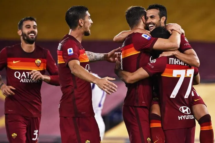 AS Roma berpesta lima gol tanpa balas ke gawang CFR Cluj pada pertandingan putaran ketiga Grup A Liga Europa yang dimainkan di Stadion Olimpico, Roma, Jumat (6/11/2020) dini hari WIB. Foto: EPA-EFE/Riccardo Antimiani