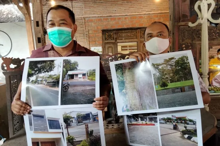 Koordinator MAKI, Bonyamin (kiri) menunjukkan foto aset yang diduga hasil korupsi Asabri di Kabupaten Boyolali saat jumpa pers di Kota Solo, Senin (15/2/2021). (Ayojakarta/Budi Cahyono)
