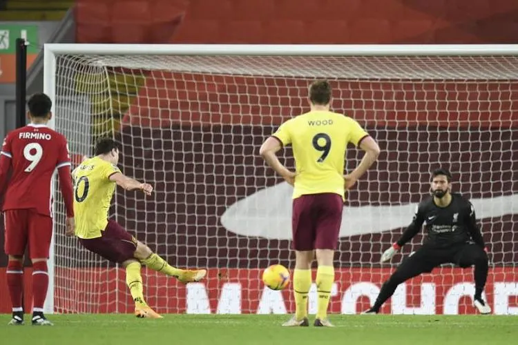 Penyerang Burnley Ashley Barnes menjebol gawang Liverpool dari titik putih. Foto: EPA-EFE/Peter Powell