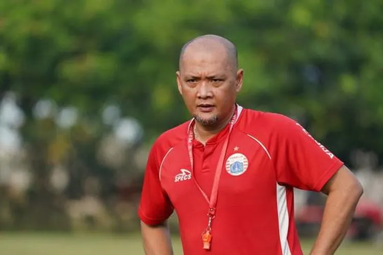Asisten Pelatih Persija Jakarta menunjuk Sudirman. (dok. Persija Jakarta)